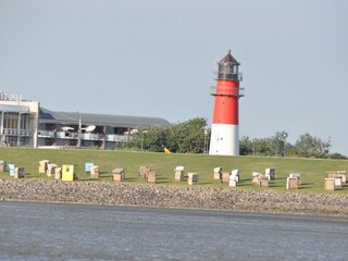 Blick aus dem Watt zum Büsumer Leuchtturm
