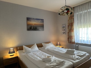 Schlafzimmer mit Doppelbett