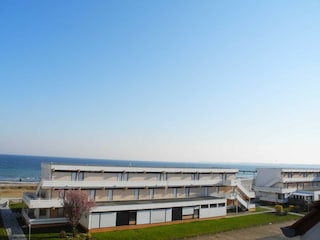 Blick von der Dachterrasse auf den Strand