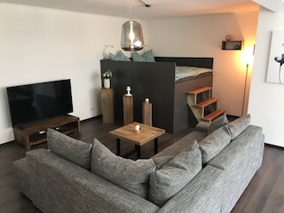 Wohnzimmer mit Podestdoppelbett