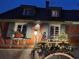 Weihnachtsdekoration an der Außenfassade