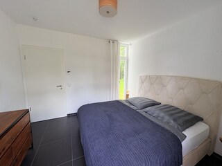 Schlafzimmer links mit Boxspringbett