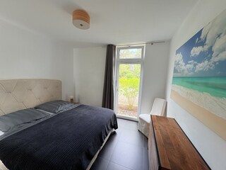 Schlafzimmer links mit Boxspringbett