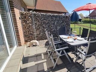 Sonnige Südterrasse mit Garten