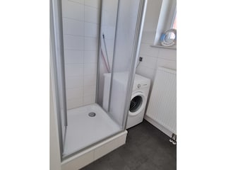 Bad EG, Dusche, WC und Waschmaschine