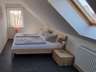 2. geräumiges Schlafzimmer 1. OG - Doppelbetten