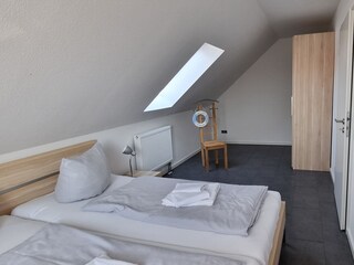 2. geräumiges Schlafzimmer 1. OG - Doppelbetten