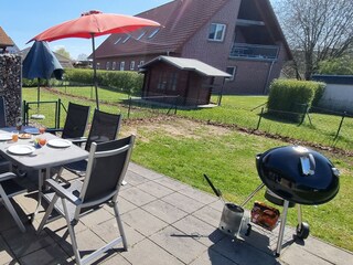 Sonnige Südterrasse mit Garten
