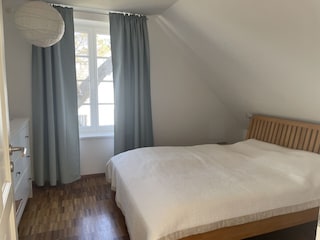 Schlafzimmer mit Doppelbett