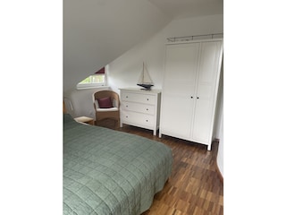 Schlafzimmer mit Doppelbett