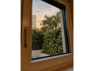 Öffne das Fenster und lass  Duft von Jasmin in Zimmer