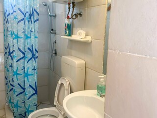 Compact bath with sea star motifs