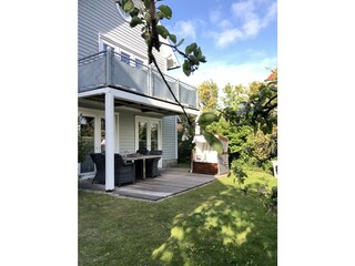 Überdachte  geräumige Südterrasse