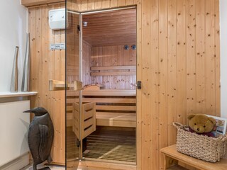 Sauna im Untergeschoss bei Bad