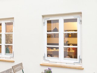 Blick hinein in den Lieblingsplatz von der Terasse