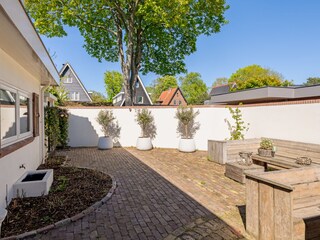 The front garden of Villa Camina