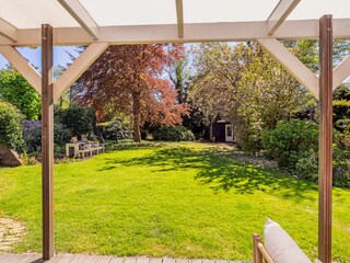 Der schöne große Hintergarten