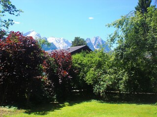 Garten mit Blick auf die Berge