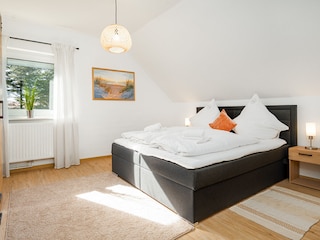Schlafzimmer mit Boxspring-Doppelbett