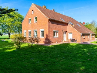 Außenansicht der großzügigen Anlage