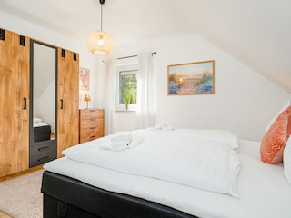 Schlafzimmer mit genügend Ablagefläche