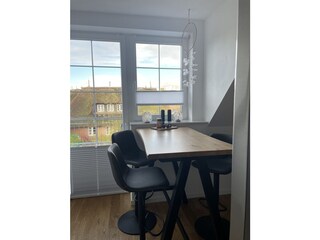 Tisch mit Barhockern in der Küche