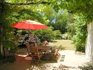 Terrasse mit Blick in den Garten