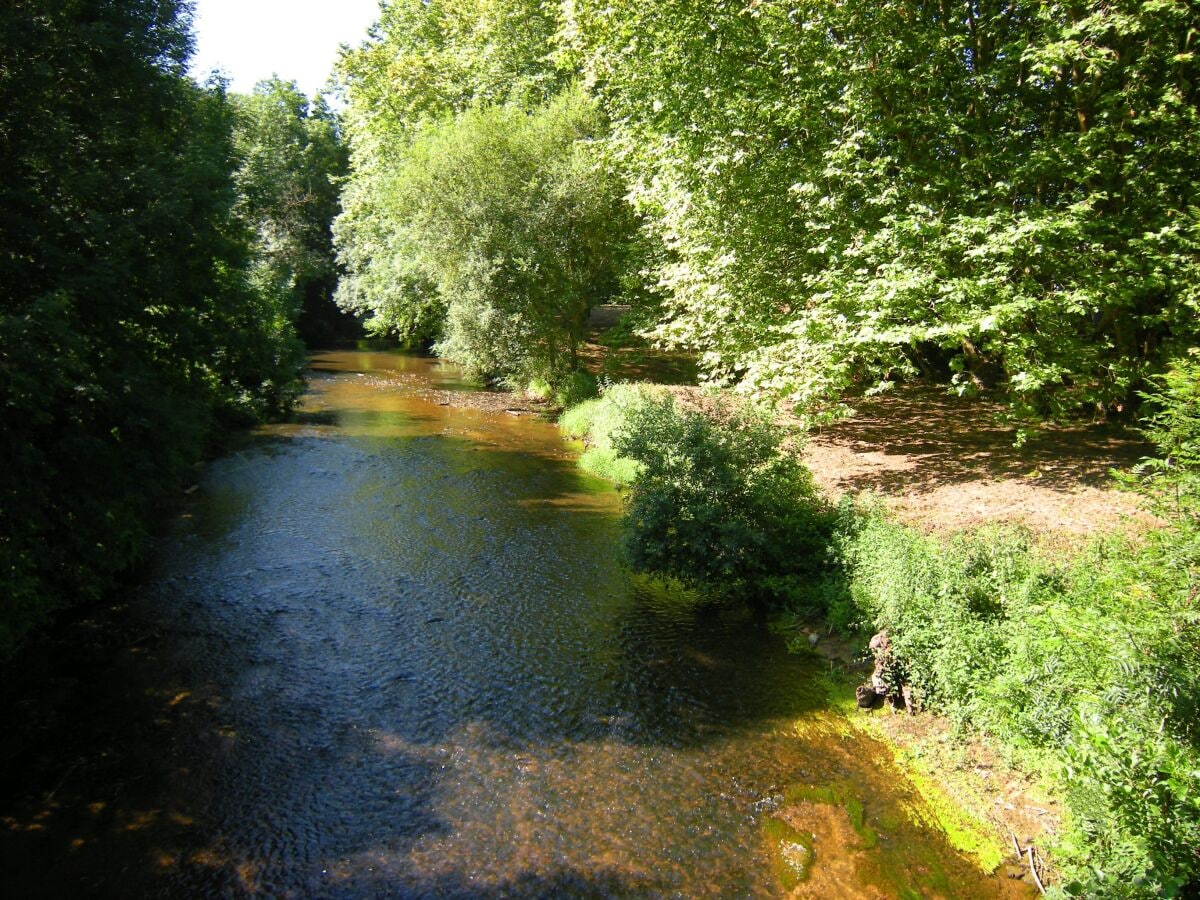 Der Bach Lihoury am Grundstück von der Brücke gesehen