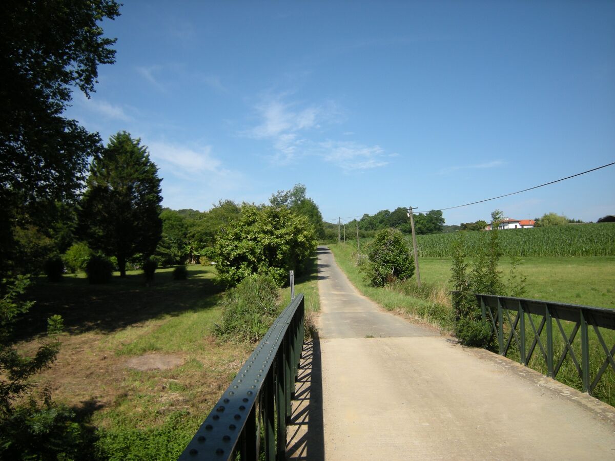 Chemin d'Ibure am Grundstück von der Brücke gesehen