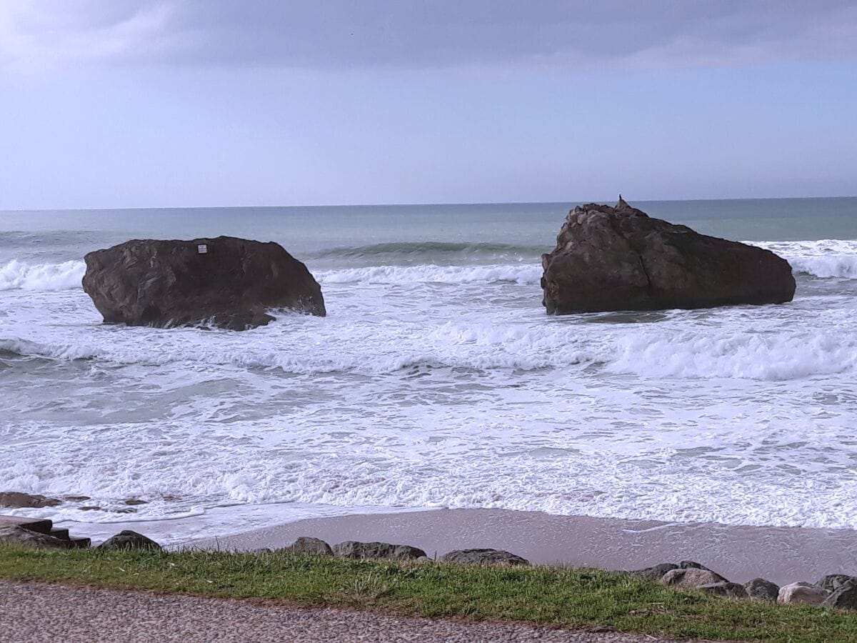 Zwillingsfelsen am Strand bei Flut