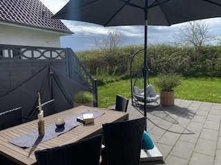 Der Terrassenplatz des Ferienhauses.