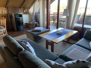 Wohnbereich mit Kaminofen und Ostseeblick.