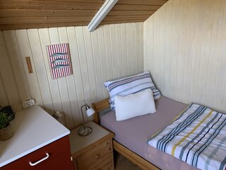 Das zweite Schlafzimmer mit Einzelbett.