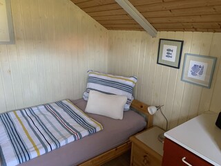 Das 3. Schlafzimmer mit Einzelbett.
