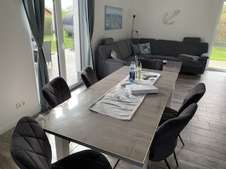 Essbereich mit Durchgang zur Terrasse.