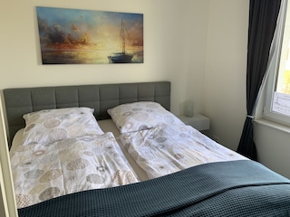 Schlafzimmer im EG mit Doppelbett.