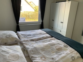 Schlafzimmer im EG mit Schrankplatz und viel Licht.