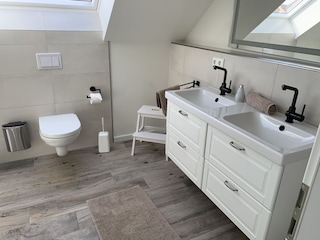 Das Badezimmer im 1 Stock, mit Dusche.