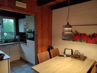 Esstisch mit Blick in die offene Küche