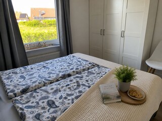 Schlafzimmer im EG mit Doppelbett.