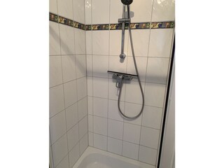 Die Dusche im Erdgeschoss Badezimmer.