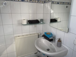Das Wannenbad im 1. Stock.