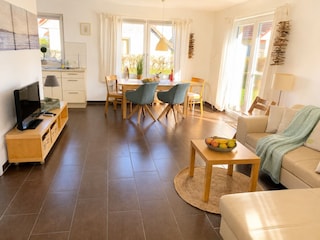 Der helle Wohnbereich des Ferienhauses.