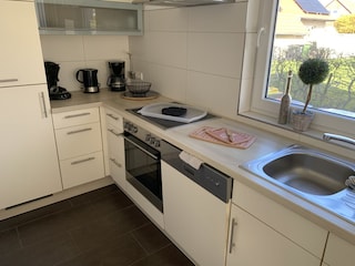 Die voll ausgestattete Küche der Ferienwohnung.