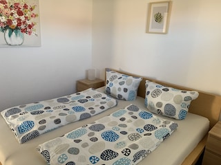 Schlafzimmer im EG mit Doppelbett.