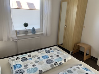Schlafzimmer mit Doppelbett.