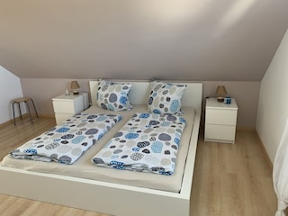 Schlafzimmer mit Doppelbett im 1.Stock.