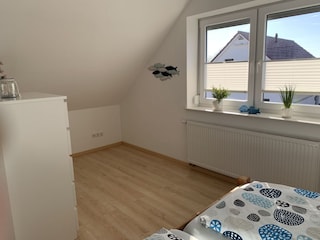 Schlafzimmer mit Doppelbett.