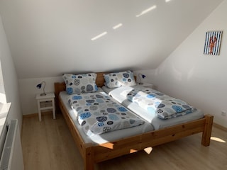 Schlafzimmer mit Doppelbett.
