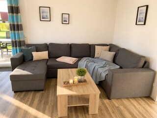 Gemütlicher Couchbereich des Ferienhauses.